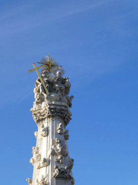 Budapeşte, Macaristan, 14 Eylül 2019. - Kutsal Üçlü Sütun, 14 metre yüksekliğinde altıgen dikilitaş Tanrı 'ya Baba, Oğul ve Kutsal Ruh' u gösteriyor.