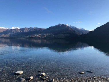 Kışın dağların yakınında güzel bir göl manzarası.