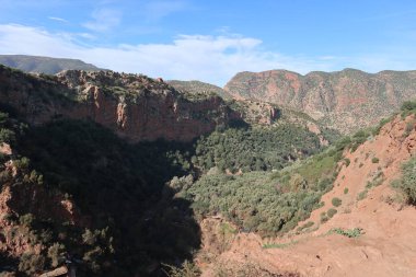 Gündüz vakti kumtaşı dağlarının güzel bir görüntüsü