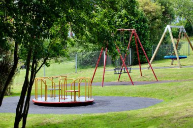 Çocuklar için oyun parkı, yetişkinler için patikalar ve köpekler için yürüyüşler