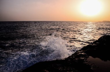 Tenerife Kanarya Adalarındaki Volkanik Sahile Güçlü Dalgalar Düştü