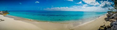 Bahamalar 'da turkuaz suyu olan bir plajın panoramik görüntüsü.