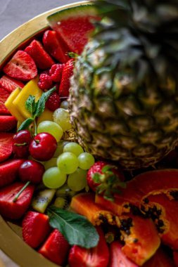 Dikey olarak kivi, ahududu, kiraz, çilek, karpuz, üzüm ve ananas.
