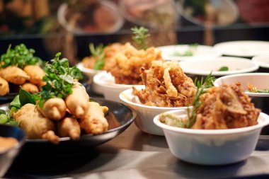 Tempura yemeklerinin seçici bir çekimi.