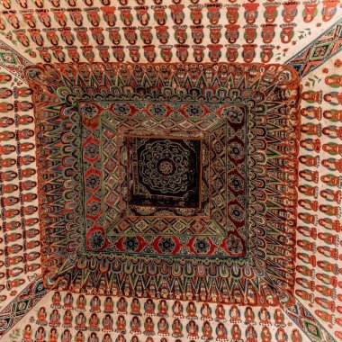 Antika bir Tibet halısının yakın plan fotoğrafı.