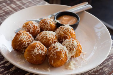 İtalyan arancini. Mozarella peyniri, maydanoz, limon ve parmesan peynirli ev yapımı pirinç topları. Bol soslu kızarmış peynir topları.