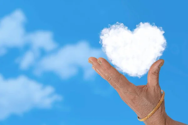 Mains Féminines Avec Des Nuages Cœur Flottant Dans Main Concept — Photo