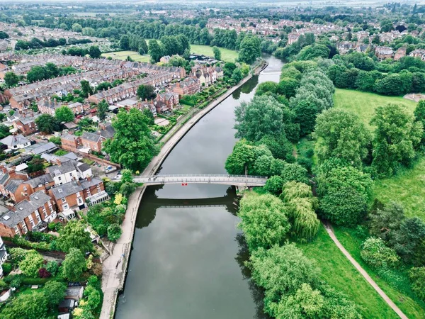 イギリスの川と典型的なビクトリア朝のテラスハウスの空中ビュー — ストック写真