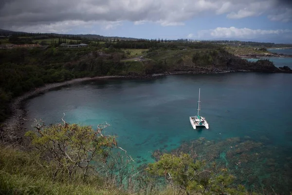 夏威夷檀香山湾的一张高角照片 一只独木舟在附近漂浮着 — 图库照片