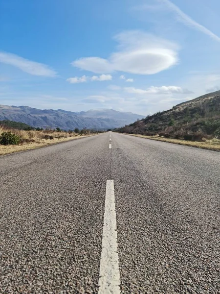 Widok Pionowy Autostrady Asfaltu Drogowego Górami Tle — Zdjęcie stockowe