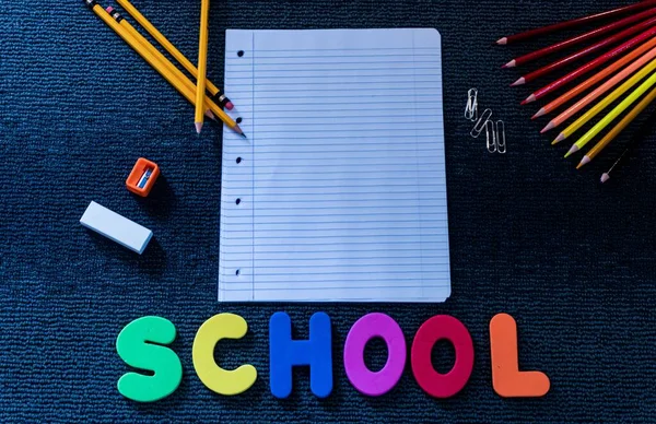 Διάφορα Σχολικά Είδη Και Χρωματιστά Γράμματα Υπογράφουν Σχολείο — Φωτογραφία Αρχείου