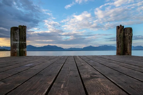 曇り空の下 タッパルケ湖やオーストリアの山々に対する木製ドックの景色 — ストック写真