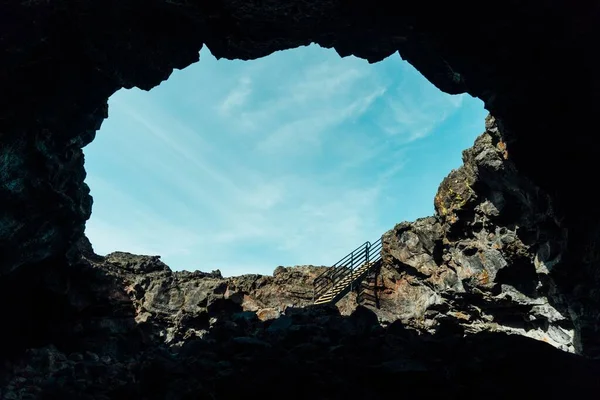 溶岩チューブからの青空の眺め — ストック写真