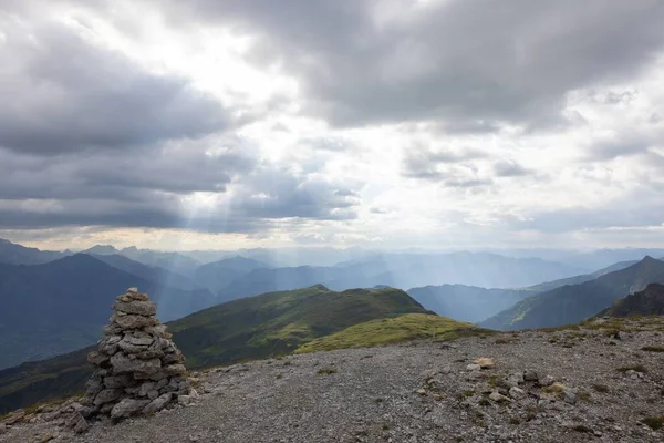 Een Prachtig Uitzicht Zonnestralen Vallen Bergen Een Bewolkte Dag — Stockfoto