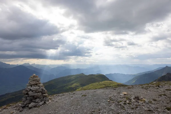 Una Vista Impresionante Rayos Sol Cayendo Las Montañas Día Nublado —  Fotos de Stock