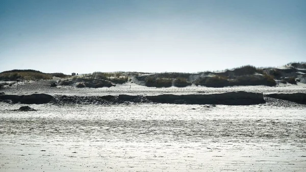 Piccole Dune Sabbiose Con Erba Contro Cielo — Foto Stock