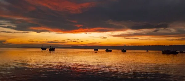 아름다운 광경을 배경으로 수면에 배들의 실루엣 — 스톡 사진