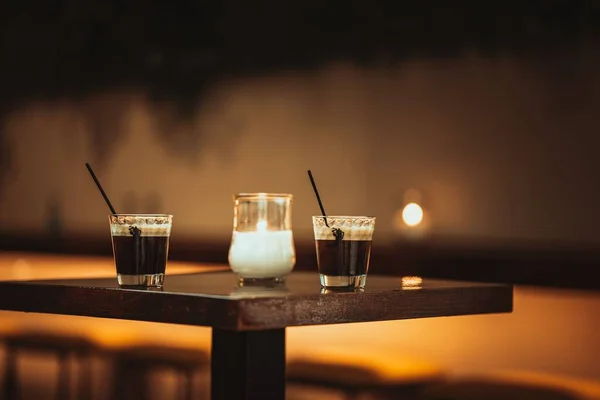 砂糖瓶の横のテーブルの上にコーヒー2杯のクローズアップショット — ストック写真