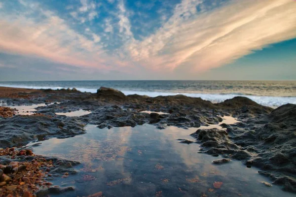 日落时带着波纹沙滩的低潮海滩风景 — 图库照片