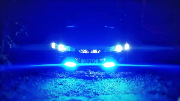 車のライトブルーのヘッドライト — ストック写真