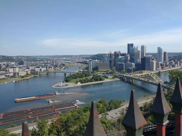 在美国宾夕法尼亚州匹兹堡市中心 俄亥俄河与阿勒格尼河交汇处的长期曝光景观 — 图库照片