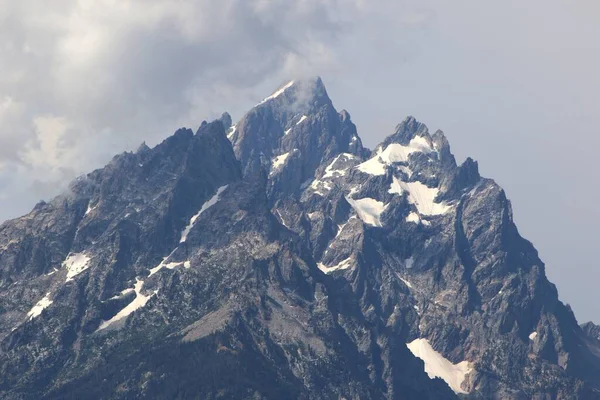 Ein Malerischer Blick Auf Einen Felsigen Berggipfel Mit Schnee Unter — Stockfoto