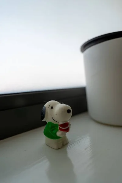 Pencerenin Kenarına Yerleştirilmiş Küçük Bir Snoopy Dog Modeli — Stok fotoğraf