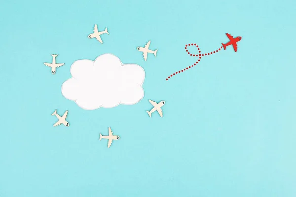 Группа Самолетов Летающих Кругу Вокруг Облака Красная Плоскость Думает Другому — стоковое фото