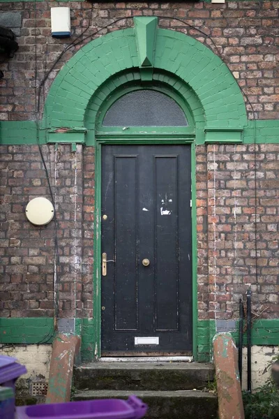 住宅の汚いドアの垂直ショット — ストック写真