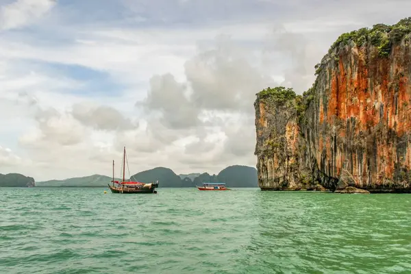 Boats Sailing Cliffs Phuket Rainforested Mountainous Island Andaman Sea Thailand — Stock Photo, Image