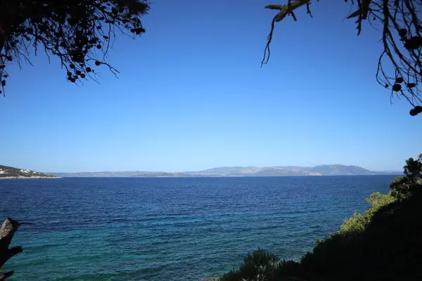 Hermoso Paisaje Con Una Vista Mar Montañas Fondo —  Fotos de Stock