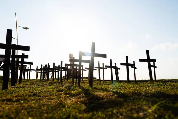 为纪念在巴西巴伊亚州萨尔瓦多的Covid 19死亡者 用十字架固定在地上的低角度墓地拍摄的照片 — 图库照片