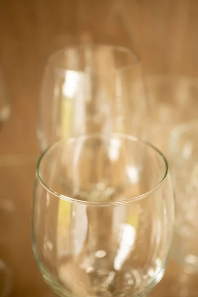 木製の表面に透明なワイングラスの垂直ショット — ストック写真