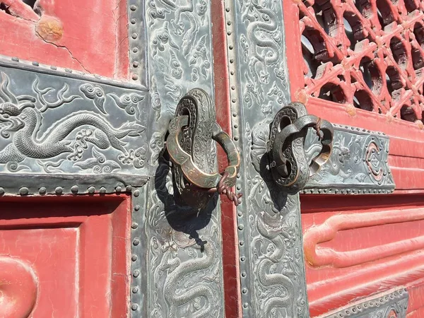 Крупный План Медных Ручек Деревянной Красной Старой Китайской Двери — стоковое фото