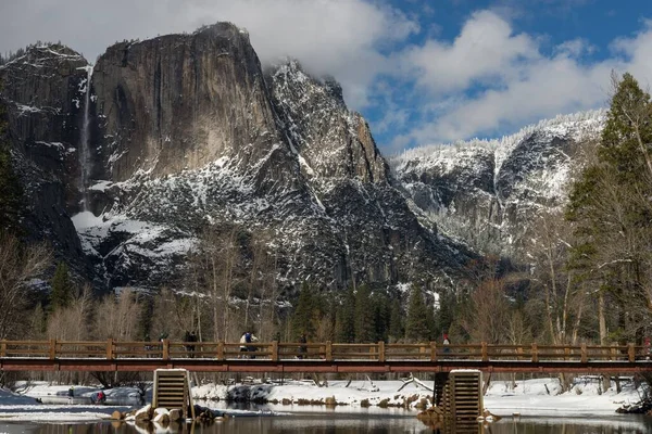 Mesmerizing Scene Capitan Rocky Mountain Snow Blue Cloudy Sky — Stock Photo, Image