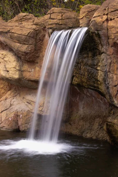 Een Verticaal Shot Van Een Kleine Kunstmatige Waterval Dierentuin — Stockfoto