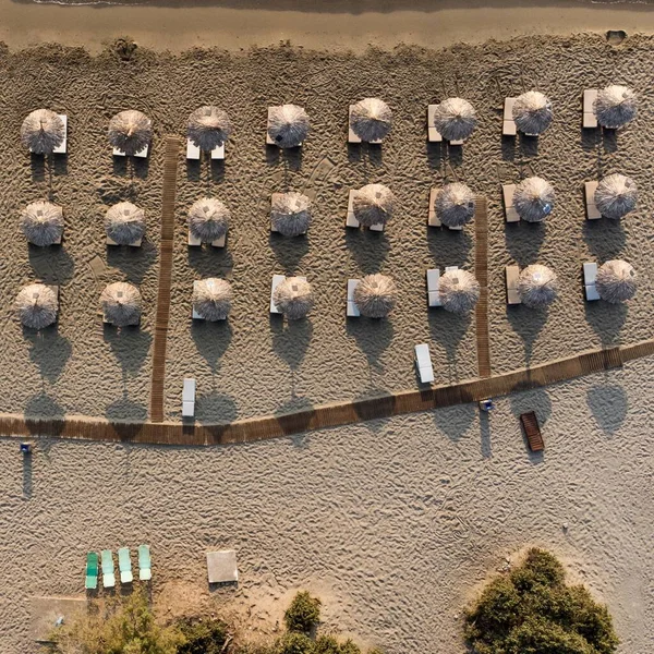 Повітряний Вид Пляжні Стільці Парасольками Піщаному Узбережжі Греції — стокове фото