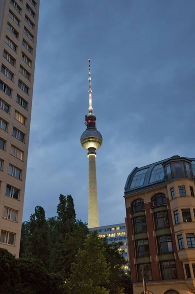 Vertikální Záběr Berlínské Televizní Věže Alexanderplatz Německo Kalném Pozadí Oblohy — Stock fotografie