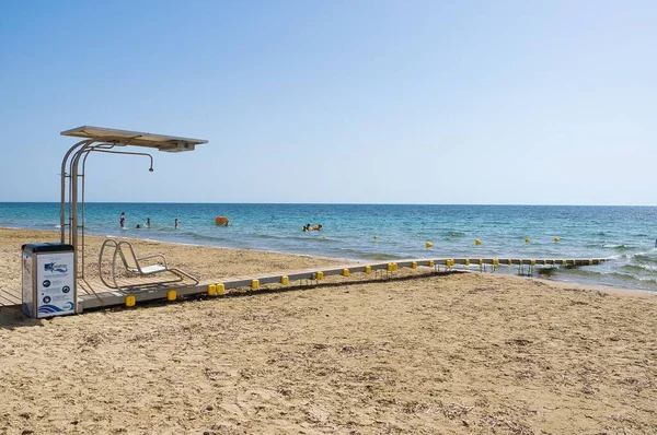 Sistema Sedie Rotelle Sulla Spiaggia Che Consente Disabili Accedere Mare — Foto Stock