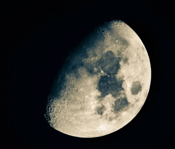 在漆黑的天空中 一轮令人眼花缭乱的月亮 — 图库照片