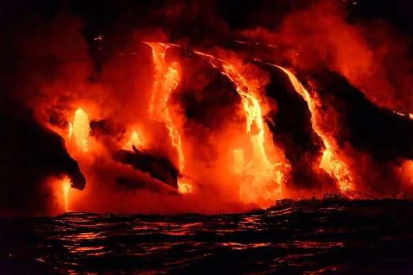 在夏威夷的一个大岛上 熔岩流进大海 — 图库照片