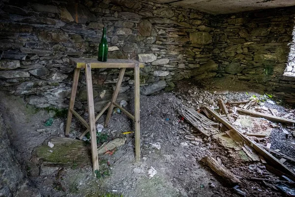 Uma Construção Edifício Abandonada Uma Garrafa Cerveja Uma Antiga Casa — Fotografia de Stock