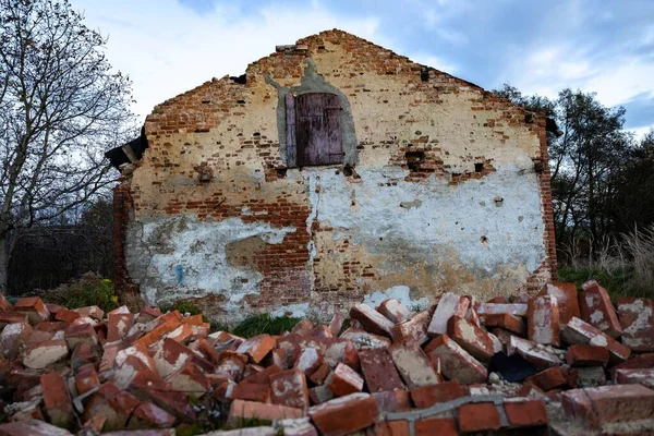 Terk edilmiş eski bir binanın dağınık tuğlaları için yakın çekim.