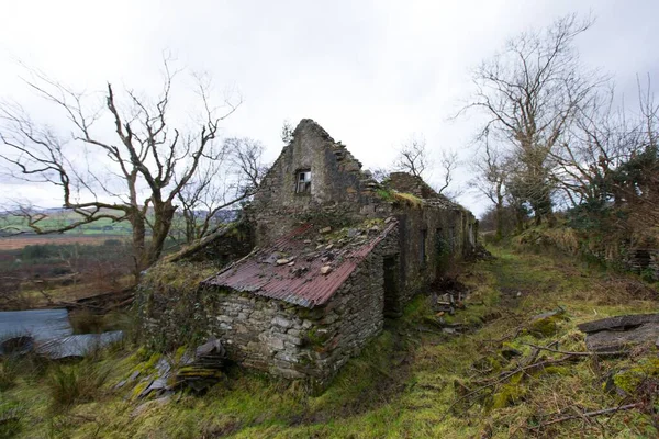 石で作られた放棄され荒廃した家の閉鎖 — ストック写真