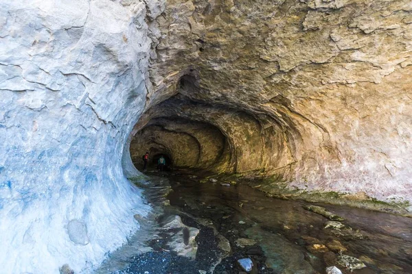 Grot Met Een Kleine Waterstroom Stroomt Door Het Nieuw Zeeland — Stockfoto