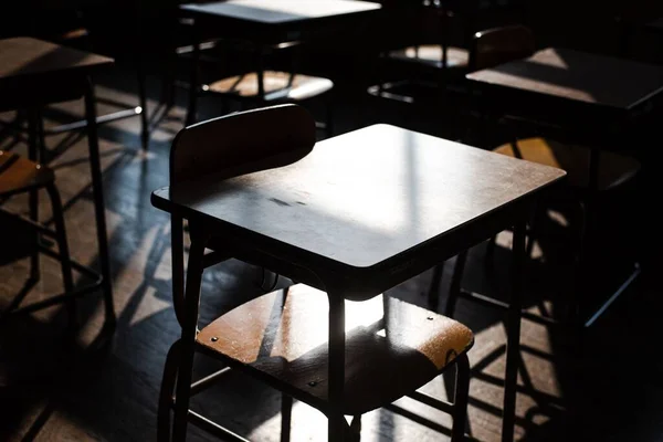 Een Close Opname Van Een Houten Schoolbureau Het Zonlicht — Stockfoto