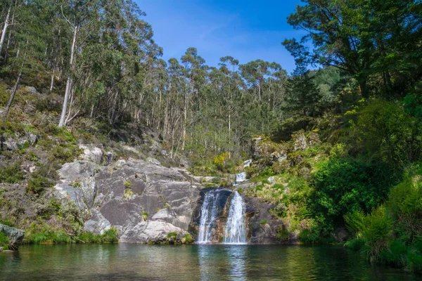 森林中美丽的瀑布 Mougas Oia 西班牙 — 图库照片