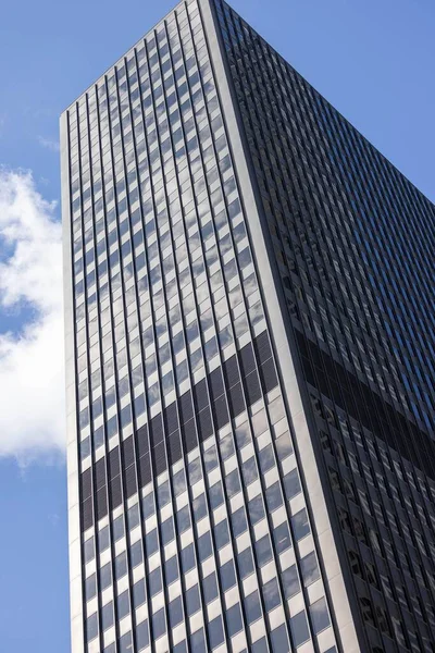 Egy Függőleges Alacsony Szögű Felvétel Egy Irodai Felhőkarcolóról — Stock Fotó