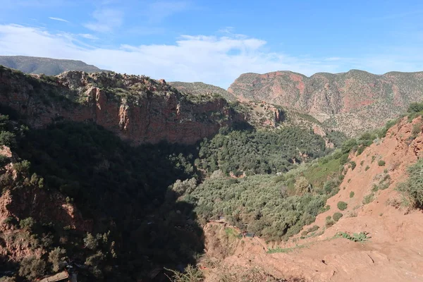 Gündüz vakti kumtaşı dağlarının güzel bir görüntüsü
