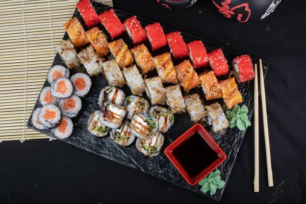 用筷子 酱油和芥末在盘子里做的各种寿司的特写 — 图库照片